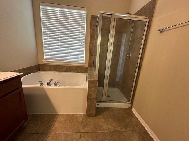 Building Photo - For Lease | 4 Bed, 2.5 Bath | 2,587 Sq Ft ...