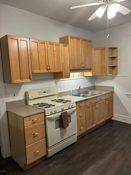 Kitchen - 1075 Lakepointe St