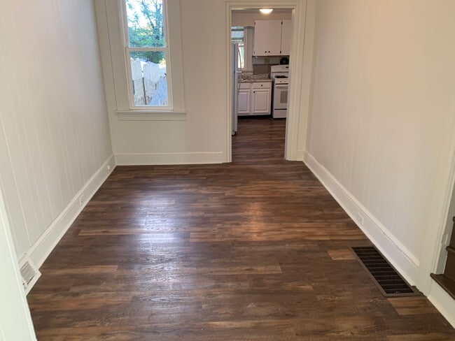 Building Photo - Spacious 2 Bedroom, 1 Bathroom with Bonus ...