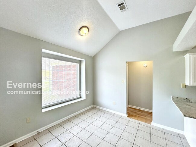 Building Photo - Spacious 3 Bed, 2 Bath / Pet-Friendly / Coming Soon!
