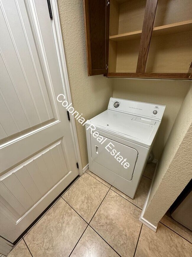 Building Photo - Spacious and updated 3 Bedroom 2 bathroom ...