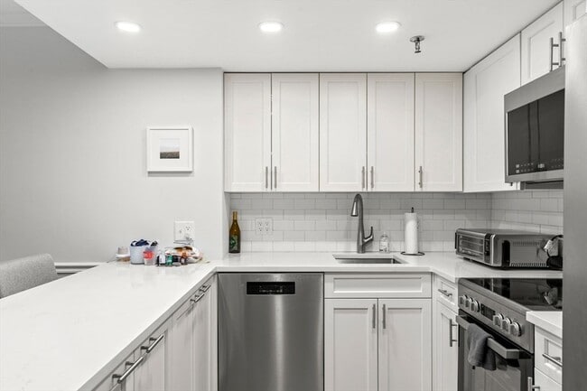 Building Photo - 145 Pinckney St