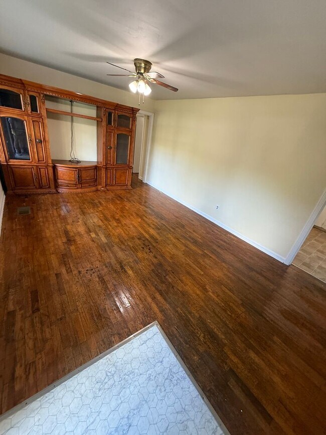 Building Photo - 3 Bedrooms, 1 Bathroom - House in West Rome!