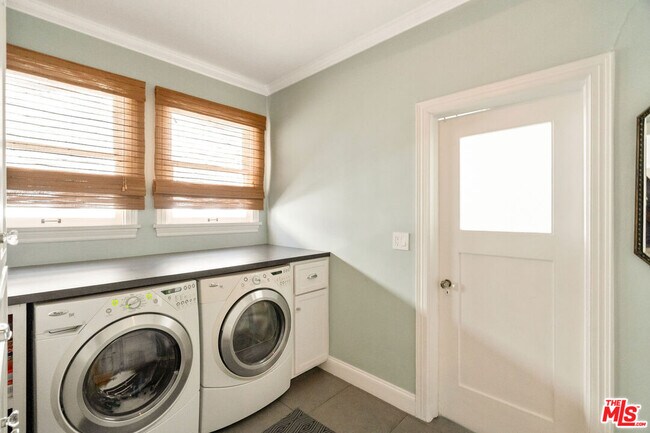 Building Photo - 144 S Orange Dr