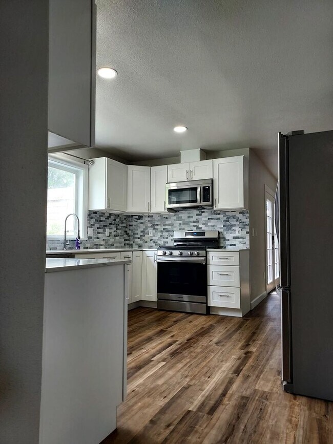 Building Photo - 2 Story Remodeled Single-Family Home in Po...