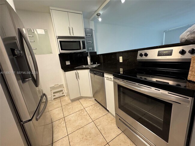 Building Photo - 100 Bayview Dr