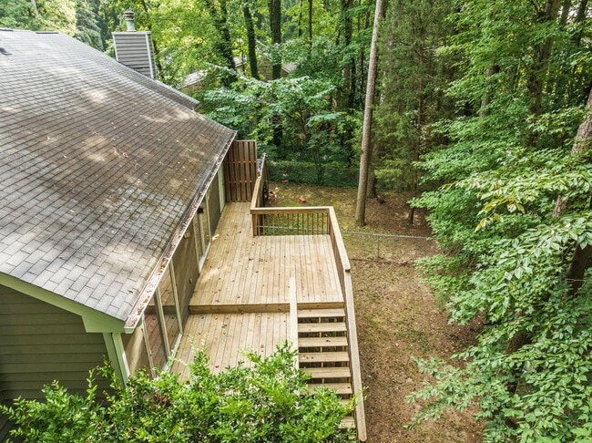 Building Photo - AVAILABLE NOW - Updated 2 Bedroom Duplex w...