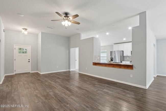 Building Photo - 562 S Aberdeenshire Dr