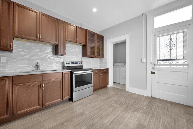 Building Photo - 84 N Monroe Ave