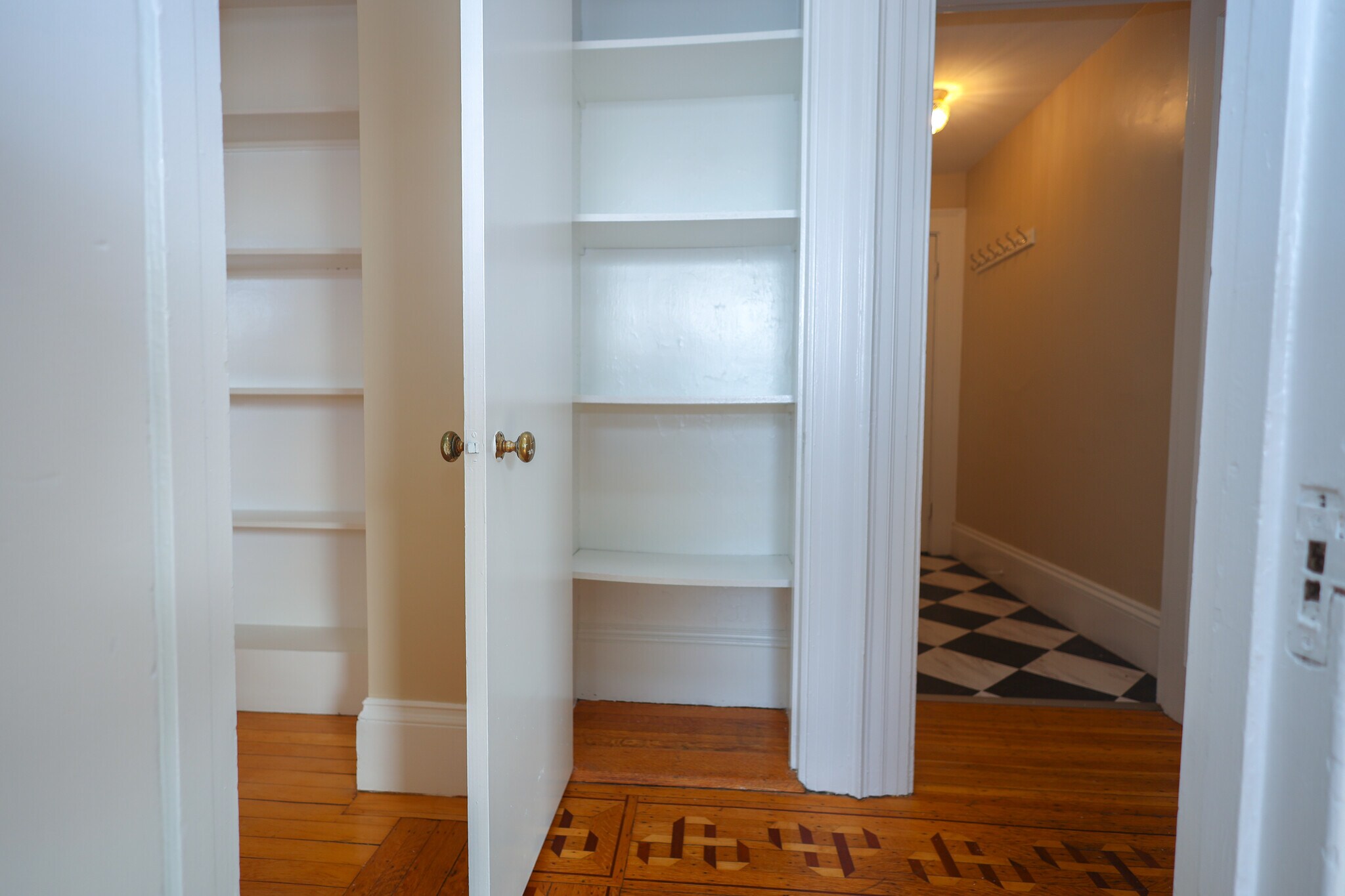 Building Photo - 465 Park Dr