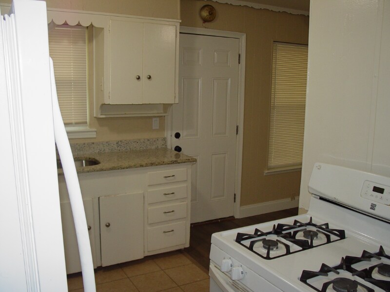 Building Photo - 1805 N Pl