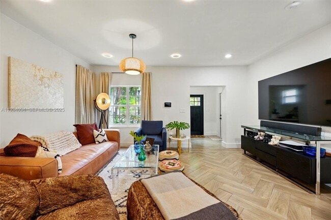 Building Photo - 1363 Biarritz Dr