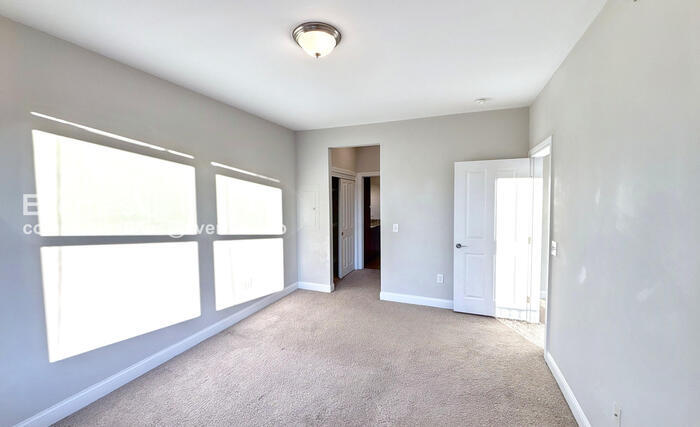 Building Photo - 925 Ingleside Ave