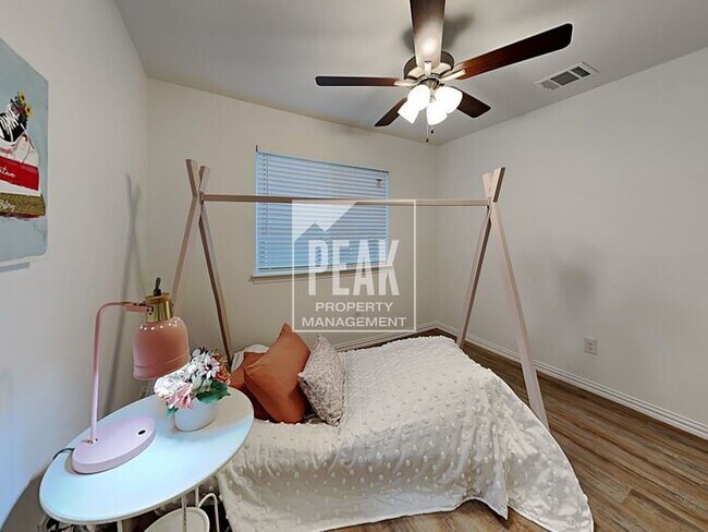 Building Photo - Beautiful Townhome: 3 Bed/2.5 Bath located...