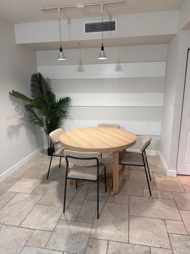 Building Photo - 720 S Sapodilla Ave