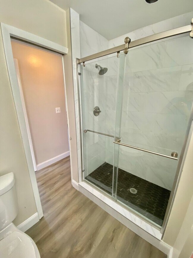 Building Photo - Large  Sunny Dupont Circle 2 bed 2 bath Ap...