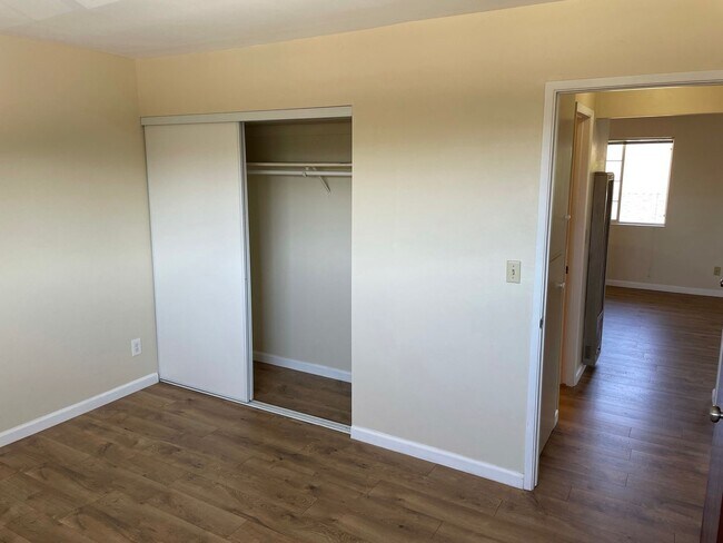 Building Photo - Sunny Upstairs Two Bedroom Unit with Large...