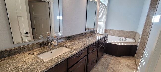 Building Photo - Three Bedroom 2.5 Bath House