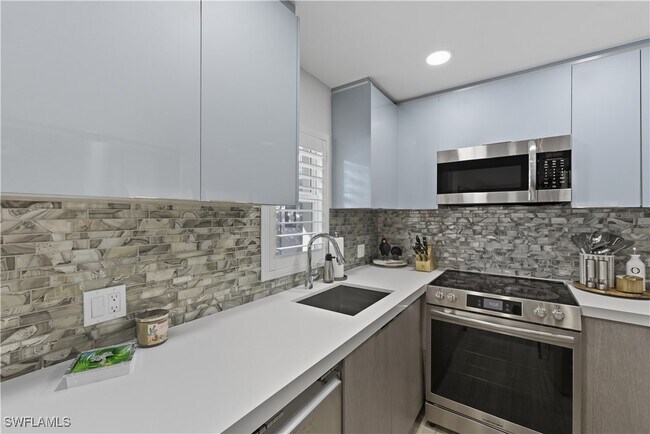 Building Photo - 609 12th Ave S