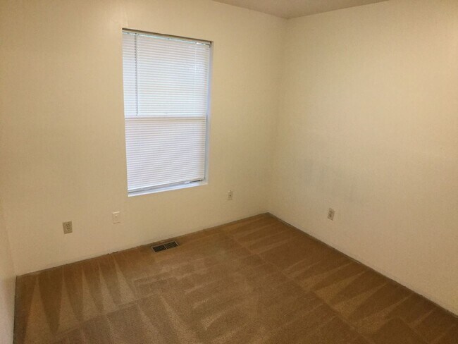 Building Photo - Blacksburg, 4 BR / 2.5 BA Townhouse, Available August