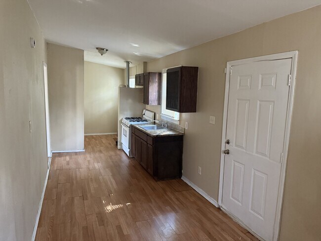 Building Photo - 413 N Hackberry St