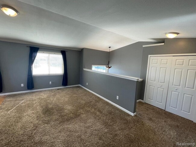 Building Photo - 1136 Lakeview Cir