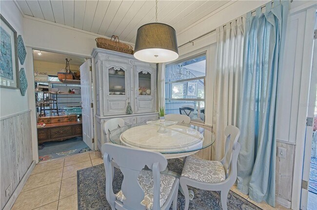 Building Photo - Annual unfurnished 2 bed /1 bath house ava...