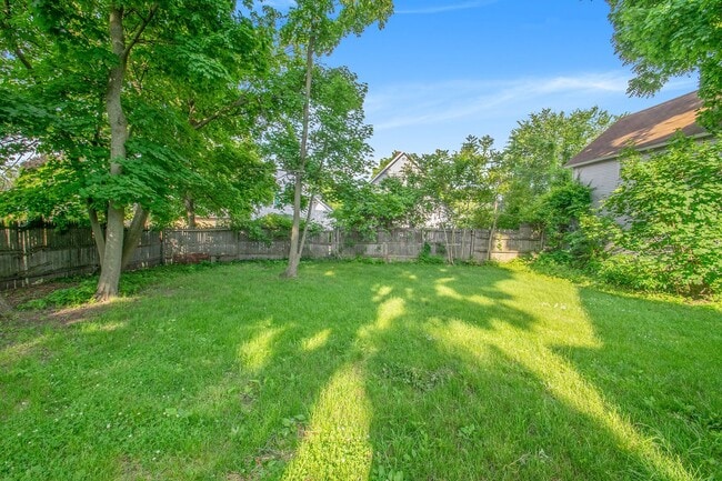 Building Photo - Spacious 4 Bedroom / 2 Bath Single-Family Home – Prime Location Near Downtown GR