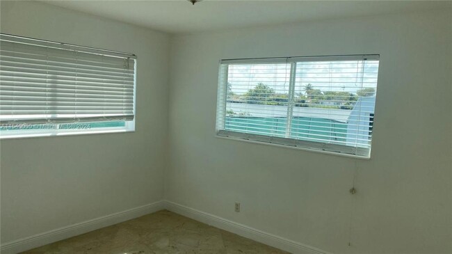 Building Photo - 3 bedroom in Miami FL 33180