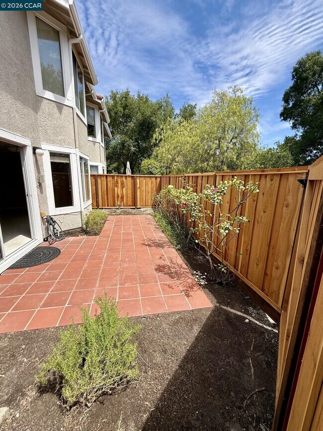 Building Photo - 365 Bellflower Dr