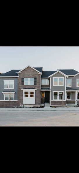 Building Photo - 1561 W Skyline Dr