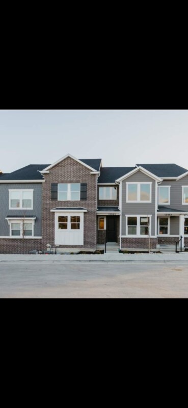 Building Photo - 1561 W Skyline Dr