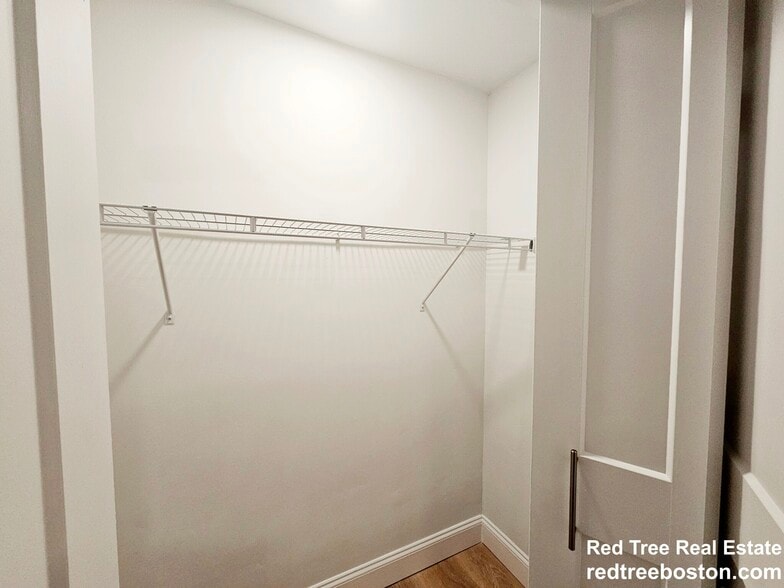 Building Photo - 529 Beacon St