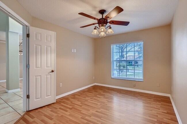 Building Photo - 212 Willow Bend Dr