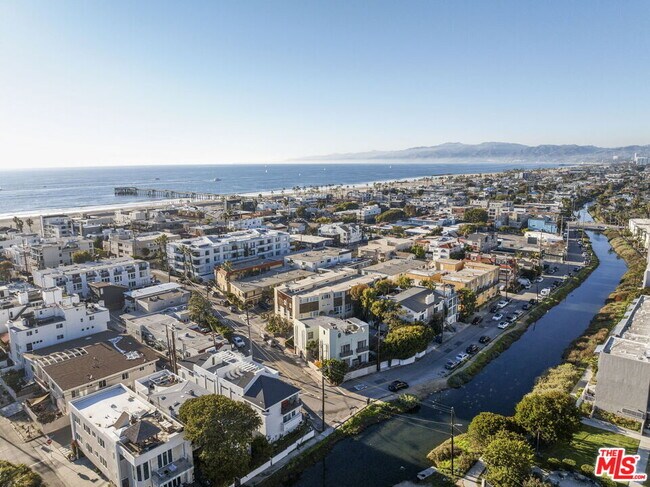 Building Photo - 126 Driftwood St