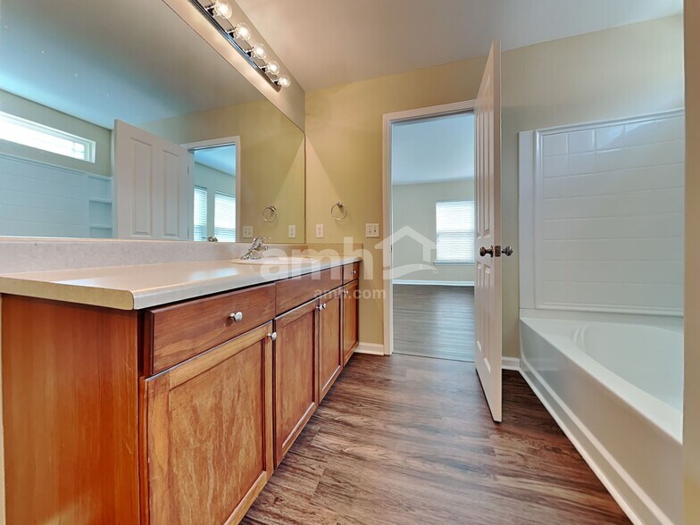 Building Photo - 100 Summer Hill Ct