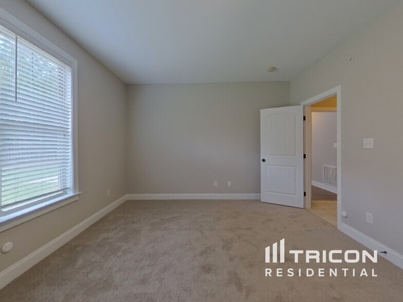 Building Photo - 286 Palamon Dr