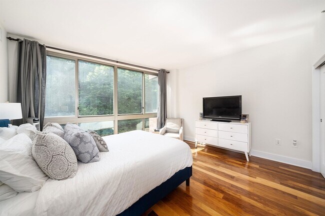 Building Photo - 800 Jackson St