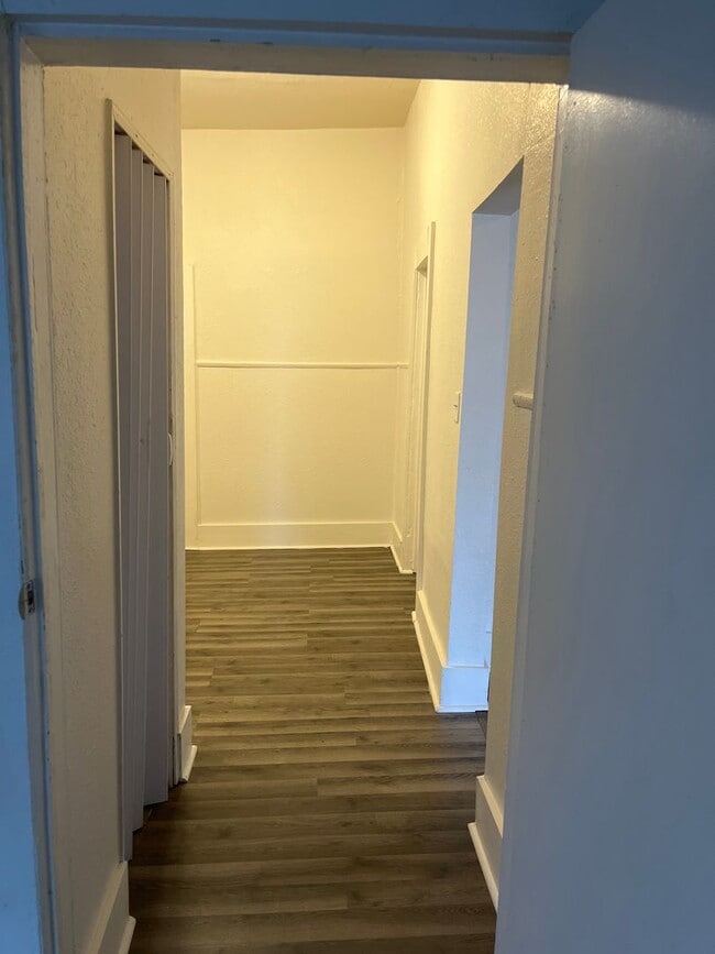 Building Photo - 2 BEDROOM HOUSE READY FOR YOU!