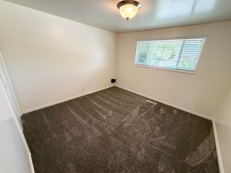Building Photo - 1627 S 740 E