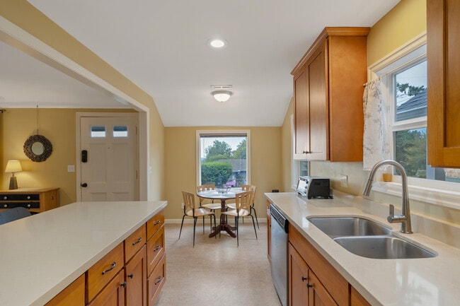 Building Photo - 6718 SW 36th Ave