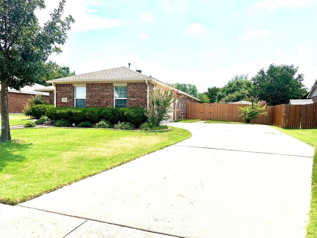 Building Photo - Beautifully Maintained Home on Premium Lot...