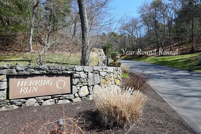 Building Photo - 4 Bittersweet Ln