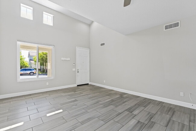 Building Photo - "Spacious 3-Bedroom Retreat with Modern Co...
