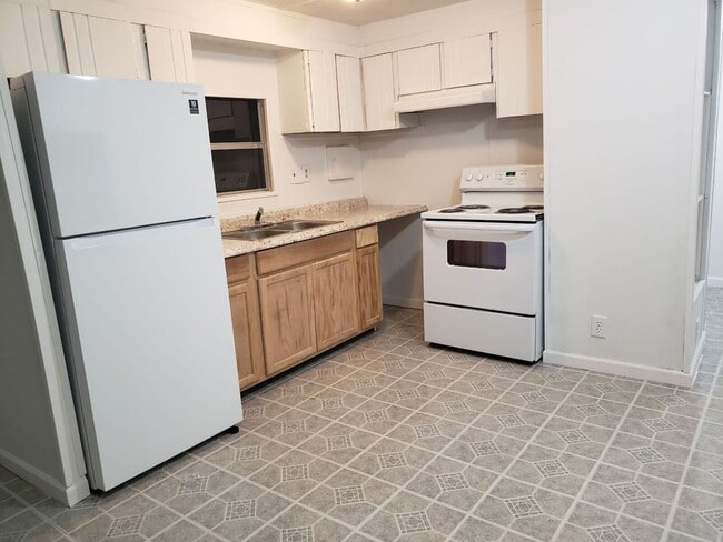 Building Photo - SECTION 8 VOUCHER HOLDERS APPLY NOW! 2 Bed...