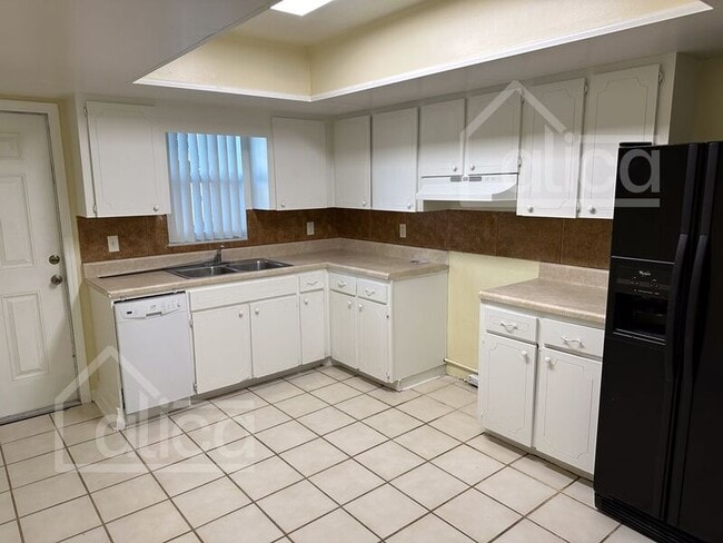 Building Photo - 13753 Oleander Ave