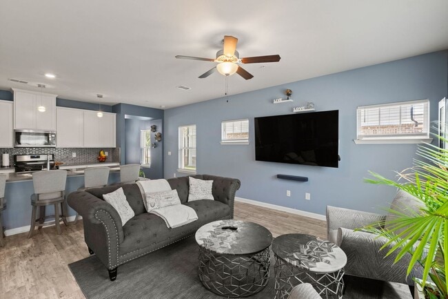 Building Photo - Gorgeous 3 BR/2.5 BA Townhome in Marietta-...