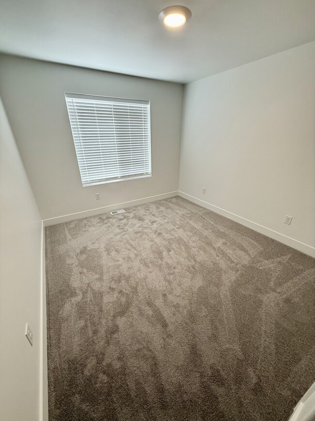 Building Photo - 564 1860 N