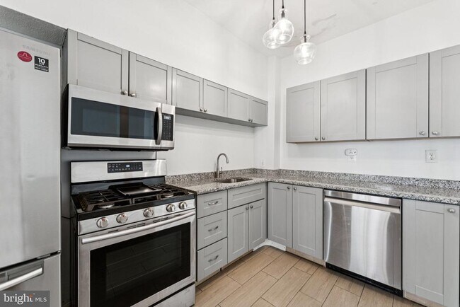 Building Photo - 621 Kenyon St NW