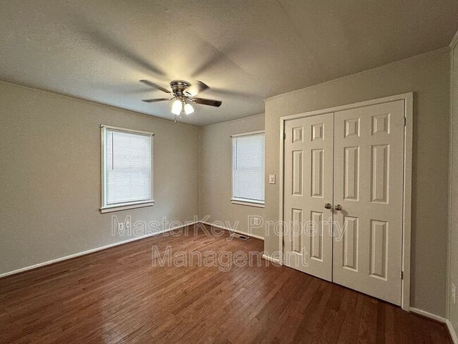 Building Photo - 1709 Oakwood Ave